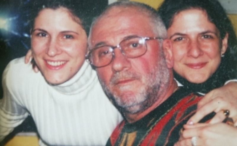 Surdu alaturi de fetele sale, Victorita si Monica