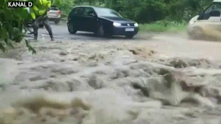 Ploile au facut ravagii in mai multe judete din tara! Drumurile au fost blocate spre statiunile montane din centrul tarii!