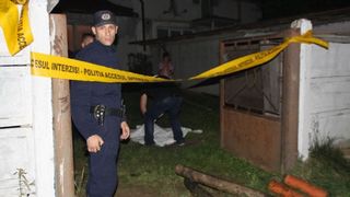 Tragedie in Bistrita. Un copil de un an si jumatate, nesupravegheat de mama, a murit inecat intr-o fosa septica