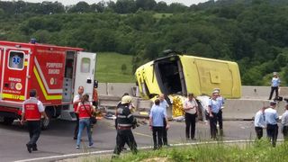 Politistii fac verificari la firma careia ii apartine autocarul rasturnat in Brasov. In masina erau mai multi pasageri decat locuri