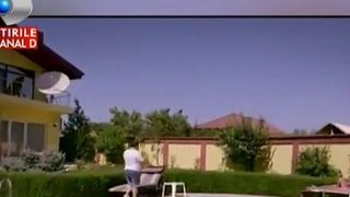 BBC a facut un documentar despre viata lui "Adi The Miracle". Manelistul isi afizeaza bogatiiile in fata jurnalistilor straini