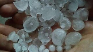 Potop la Arad. Zeci de masini au fost avariate dupa o ploaie cu grindina cat nuca!