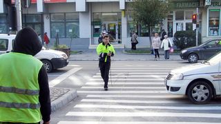 O femeie de 63 de ani si nepotul ei, un bebelus de doua luni, au fost spulberati pe trecerea de pietoni de un tanar de 21 de ani