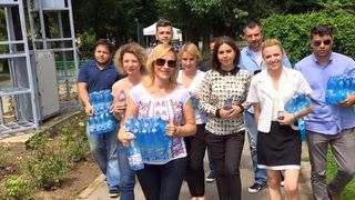 Cel mai impresionant gest al Gabrielei Vranceanu Firea! Noul primar a castigat respectul multora, impartind apa bucurestenilor in mijlocul caniculei