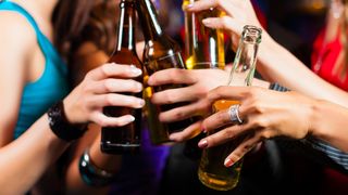 Cata fericire produce alcoolul? Concluzia cercetatorilor