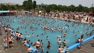 Doua fete, una de 12, alta de 16 ani, sunt in stare grava in spital dupa ce au fost la un pas de inec intr-un strand din Bucuresti!