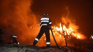 Incendiu devastator la marginea Craiovei! Au ars noua tone de deseuri!