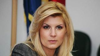 Elena Udrea, distractie la malul marii! A dansat pe muzica greceasca!