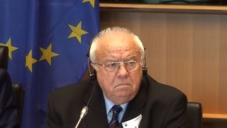 Cum a ajuns Alexandru Arsinel sa incaseze o pensie anuala de revolutionar de 36000 de lei! Actorul a fost surprins de Revolutie la Radio cand inregistra pentru Revelion!