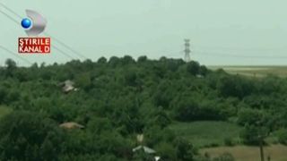 Cel mai izolat sat din Oltenia. Localnicii nu au de unde sa isi cumpere paine, iar de pompieri sau ambulanta nici nu poate fi vorba. Doar cinci familii au mai ramas in satul uitat de lume