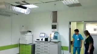 Imagini socante in Unitatea de Primiri Urgente din Arad. Ploua chiar in sala de resuscitare. Galetile asezate in mijlocul salii nu fac fata ploii. Imaginile sunt graitoare