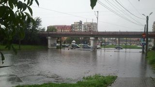 Arad: Două spitale au fost inundate din cauza ploilor. Pompierii intervin &icirc;n mai multe localităţi