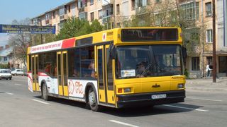 Patru femei la spital, după ce şoferul autobuzului cu care călătoreau a fr&acirc;nat brusc ca să evite o maşină care i-a tăiat calea