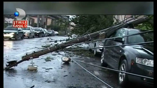 Furtunile puternice au facut prapad in tara! Zeci de case au fost inundate, animalele au fost luate de ape iar vietile mai multor oameni au fost puse in pericol