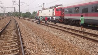 Un tren care circula de la Constanta spre Bucuresti s-a oprit din cauza unui scurtcircuit! Focul a fost stins cu 14 extinctoare!