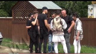 Colegii tanarului au venit imbracati in costume populare