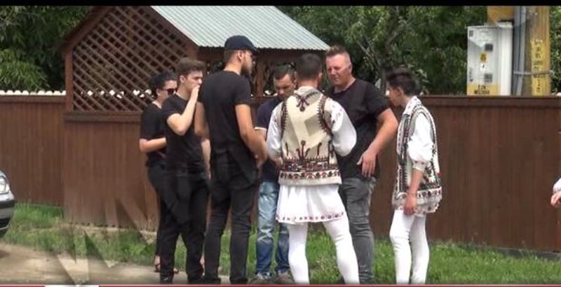 Colegii tanarului au venit imbracati in costume populare