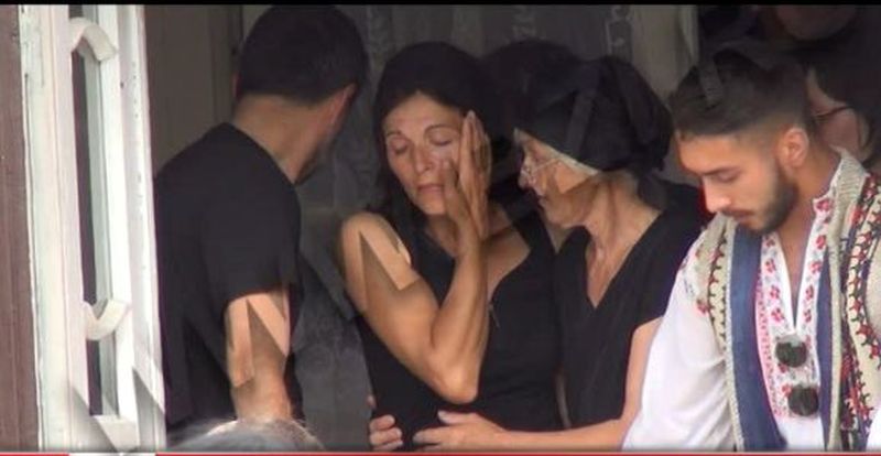 Mamei lui Cosmin i s-a facut rau, iar bunica si-a strigat continuu nepotul
