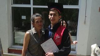 Cosmin si mama lui, la absolvirea liceului, anul trecut