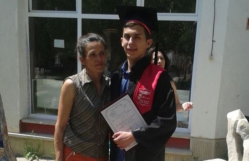 Cosmin si mama lui, la absolvirea liceului, anul trecut