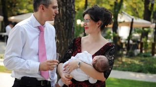 Iubita lui Dan Condrea se angajase la Spitalul Militar pe un salariu modest, desi lucra si la clinica ei de oftalmologie! Imediat dupa angajarea Ulianei, spitalul a incheiat contracte cu Hexi Pharma