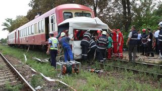 Cel mai grav accident rutier din Romania a avut loc la Scanteia, in judetul Iasi, cand un microbuz a fost spulberat de un tren! Din 16 pasageri, 14 au murit