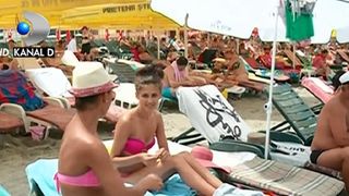 Record pe litoral! 70.000 de turisti au luat cu asalt plajele in mini-vacanta de Rusalii. Printre ei cateva domnisoare s-au facut remarcate. Nu prin lipsa hainelor, ci prin lipsa bunului simt