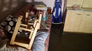 Situatie critica in Arad din cauza inundatiilor. Batrani sarmani s-au trezit cu casele inundate. Dorm pe paturi plutitoare