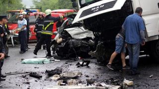 Sibiu: O t&acirc;nără a murit după ce a intrat cu maşina &icirc;ntr-un TIR pe DN 7