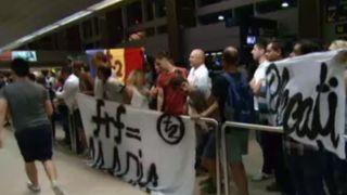 Fanii nationalei, mesaje dure afisate in aeroport la sosirea tricolorilor in tara: "Plecati!" si "FRF=Mafia!"