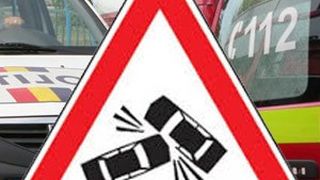 Un barbat din judetul Buzau si-a pierdut viata dupa ce autoturismul pe care il conducea a fost lovit de un autocar cu pasageri, pe DN 2