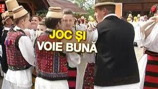 Joc si voie buna de Rusalii in Maramures. Tinerii s-au imbracat in straie populare si au incins o hora