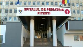 Un bebelus din Pitesti a asteptat trei ore dupa o ambulanta pentru a fi transportat de la un spital la altul