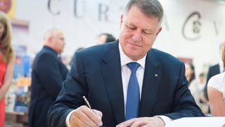 &rdquo;Pas cu pas&rdquo; şi &rdquo;Primul pas&rdquo; i-au adus presedintelui Iohannis incasari de peste 82.000 de mii de lei in 2015