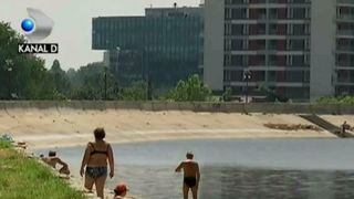 Canicula topeste Romania! 40 de grade s-au simtit astazi la sol, astfel ca romanii au incercat orice pentru a se racori. Lacul Morii din Capitala s-a transformat intr-o adevarata plaja