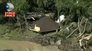 Grindina cat oul, tornade si viituri puternice. Oamenii cred ca sfarsitul lumii e aproape: "De cand ma stiu n-am mai vazut asa ceva. E un semn"