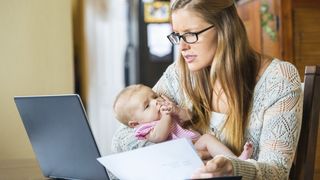 Vesti bune pentru mame. Guvernul doreste simplificarea procedurilor pentru obtinerea indemnizatiilor de crestere a copiilor