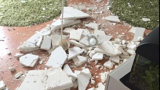 S-a trezit cu tavanul in mijlocul casei! Tanara care a avut parte de incidentul nefericit averizeaza: "Aveti grija cand va luati apartamente in Complex nou!"