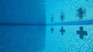 Una dintre tinerele descoperite in submersie in piscina complexului din zona Straulesti a murit in acesta dimineata la Spitalul "Grigore Alexandrescu" din Bucuresti