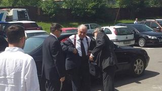 Ion Iliescu asista la incinerarea generalului Stanculescu! Un SPP-ist i-a tinut haina, si un altul l-a condus la brat, in crematoriu