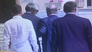 Iliescu a mers sprijinindu-se de unul dintre insotitorii sai