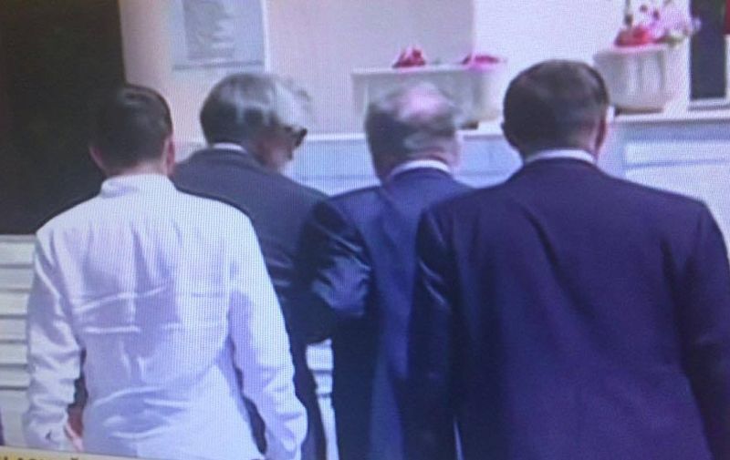 Iliescu a mers sprijinindu-se de unul dintre insotitorii sai