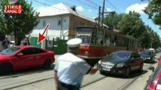 Tupeu fara margini pentru un sofer din Galati. A parcat pe liniile de tramvai si a placat. A urmat un adevarat haos