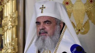 De ce poarta Patriarhul Daniel pantofi albi! Motivul pentru care seful BOR este singurul care a renuntat la straiele cernite