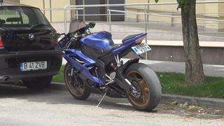 Si-a lasat motocicleta pornita si a mers la cumparaturi! Oricine se putea sui pe sa si pleca cu vehiculul!