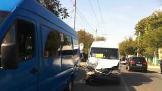 Cod rosu de interventie. Accident grav pe DN 17, in Dolj. Doua microbuze s-au ciocnit. Cel putin 10 persoane se afla la spital