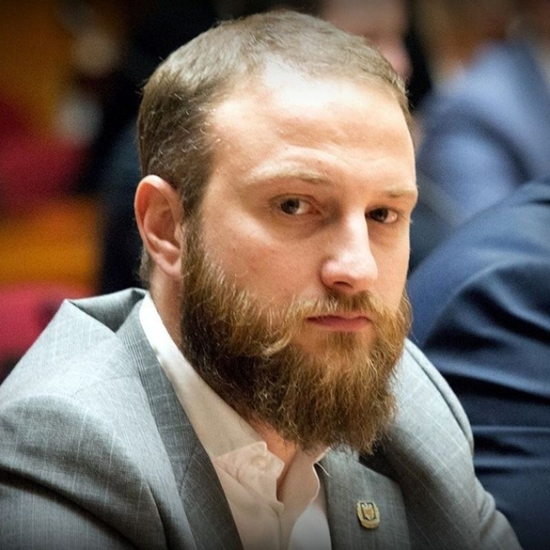 Andrei Tinu, prins la mijloc intre mama si sotia sa