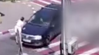 Accident teribil in Buzau. O femeie a fost spulberata pe trecerea de pietoni. Soferul a oprit abia dupa ce a luat-o pe capota. Imagini incredibile!