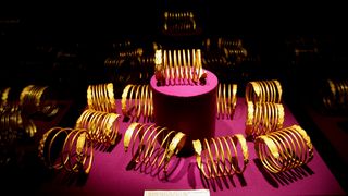 Cum arata tezaurul dacic recuperat de la vanatorii de comori! Cele 13 bratari dacice aduse inapoi in tara cantaresc aproape 13 kg