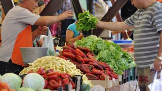Pericol in piete. Aveti grija ce cumparati de pe tarabe. Legumele si fructele sunt tinute ore in sir la soare, insa comerciantii le vand fara sa se gandeasca la sanatatea clientilor